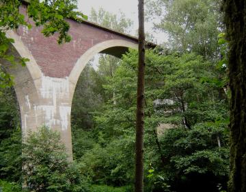  Betonowo ceglany most w Leosi - fot. Włodzimierz Wysocki