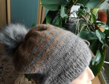 Czapka kolor beż — popiel, 180 zł.