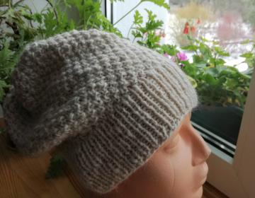 Czapka kolor écru, 180zł