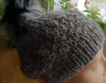 Czapka kolor popiel+melanż beż, 180 zł.