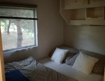 Jedna z dwóch sypialni w domku letniskowym